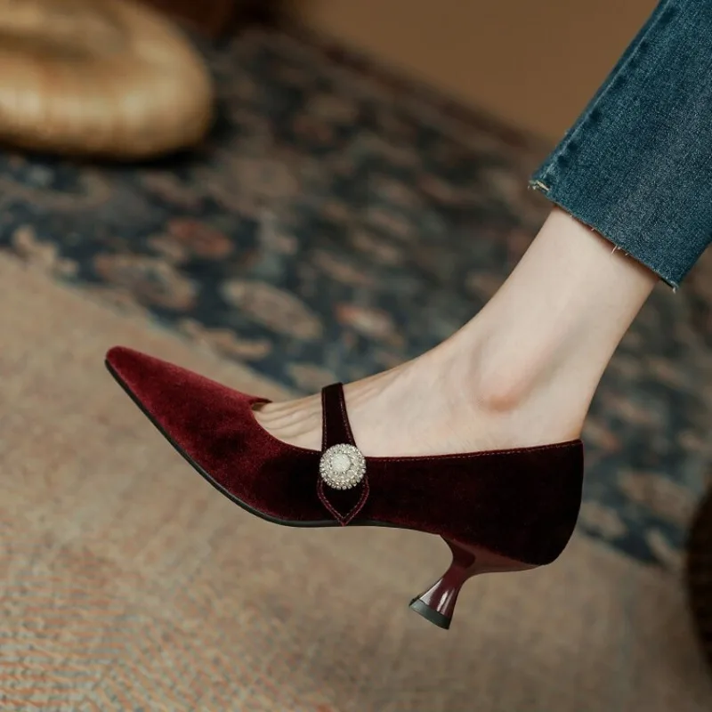 Womens Heels - Weinrote Mary-Jane-Schuhe mit spitzer Zehenpartie für